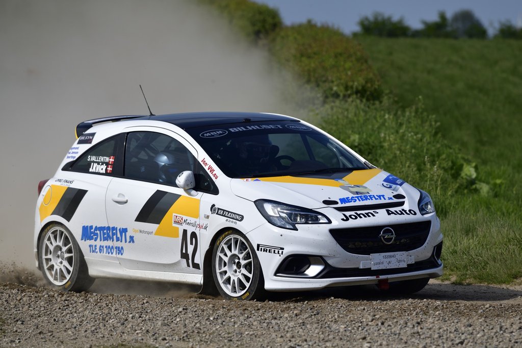 Også med lånt codriver i form af Jeannette Kvick fortsatte Sune Vallentin sin overbevisende kørsel, lige til holdet blev ramt af en punktering på deres Opel Corsa OPC
(Foto: Michael Eisenberg)